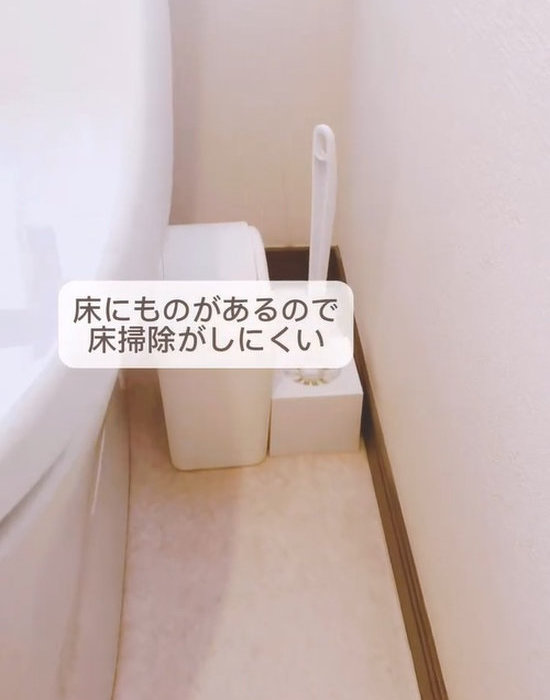 床に置かれたサニタリーボックスと掃除ブラシ