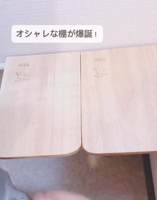 突っ張り棒と壁の間に設置した２つのブックエンド