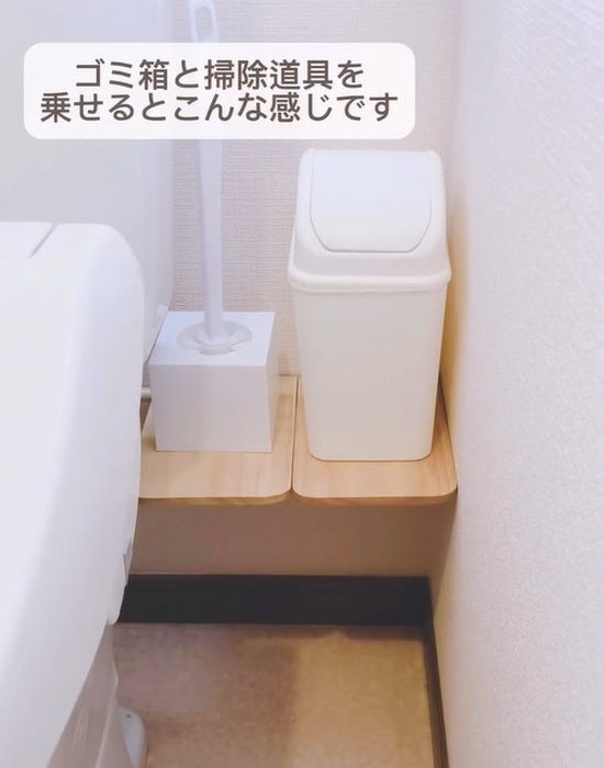 設置したブックエンドの上にサニタリーボックスと掃除ブラシを置いた様子