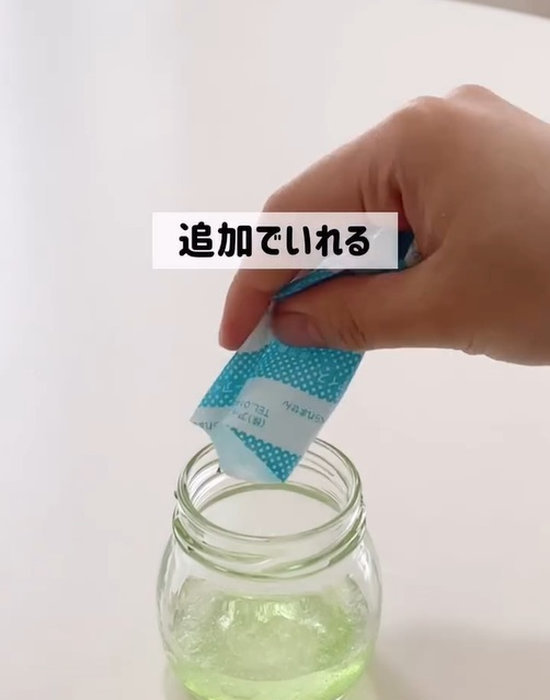 瓶に保冷剤を入れている様子