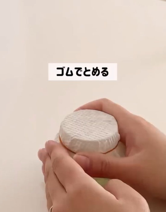 瓶にキッチンペーパーで蓋をしている様子
