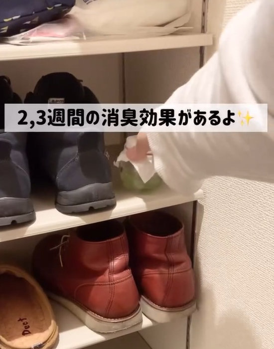 保冷剤で作った消臭剤を下駄箱に置いている様子