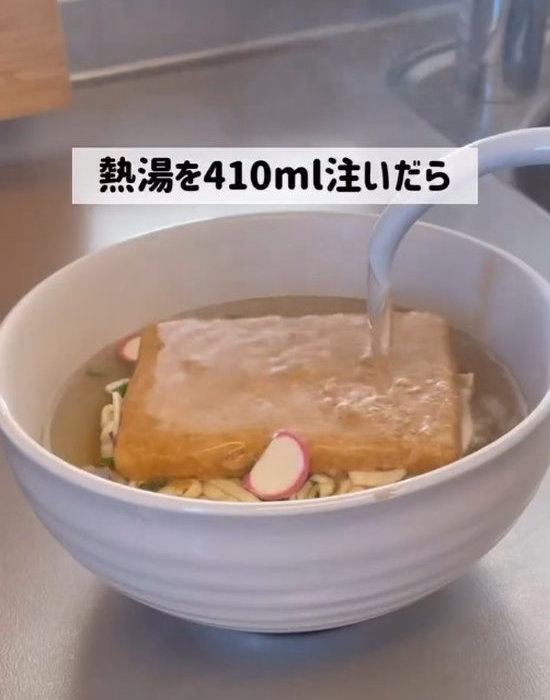 耐熱容器にお湯を注いでいる様子