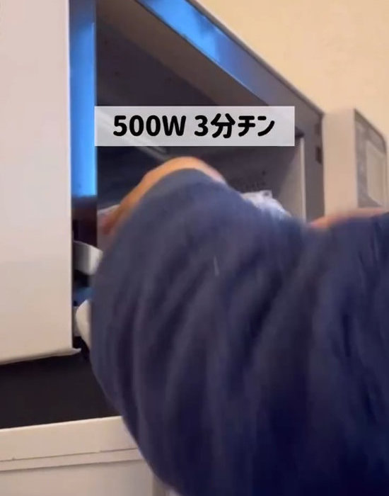 電子レンジを操作する人