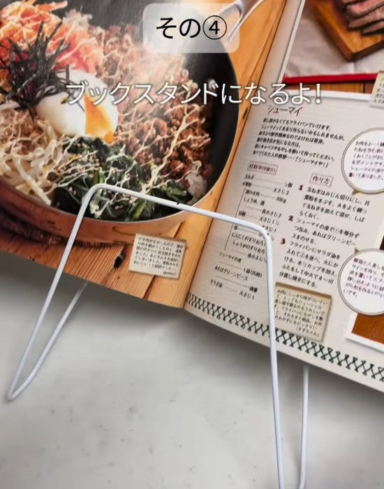 曲げたハンガーに本をかける様子
