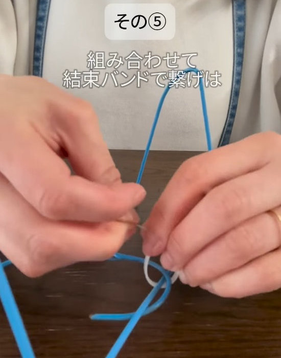 曲げたハンガーを結束バンドでつなぐ様子