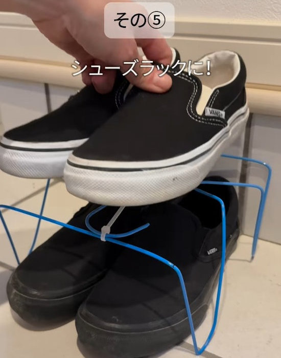 曲げたハンガーに靴を収納する様子