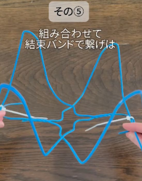 針金ハンガーを組み立てている様子