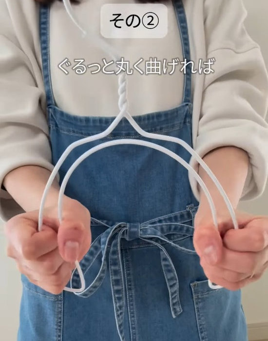 ハンガーを曲げる様子