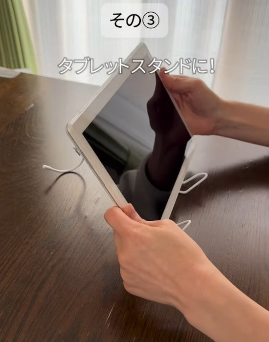 曲げたハンガーにタブレットを立てかける様子