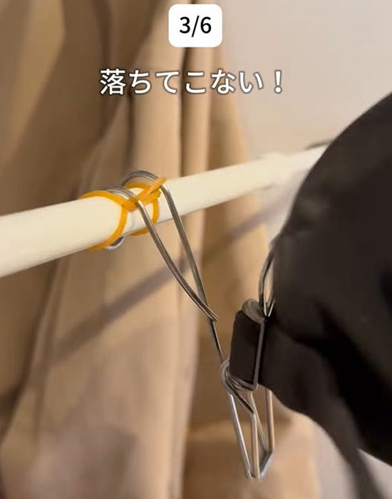 S字フックを引っ張っている様子