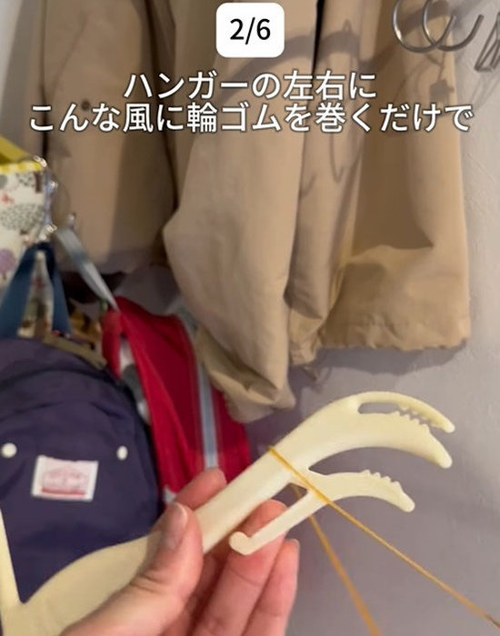 輪ゴムをハンガーに巻き付けている様子