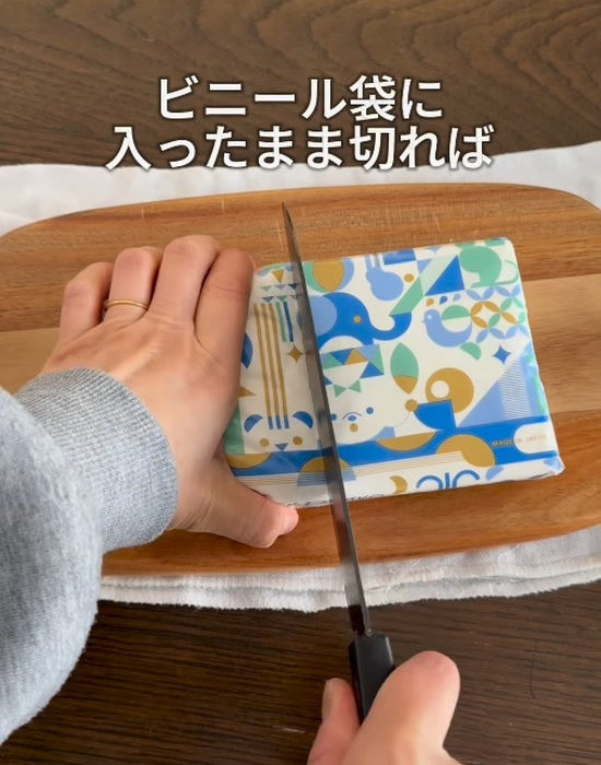 パックに入ったティッシュペーパーを包丁でカットする様子