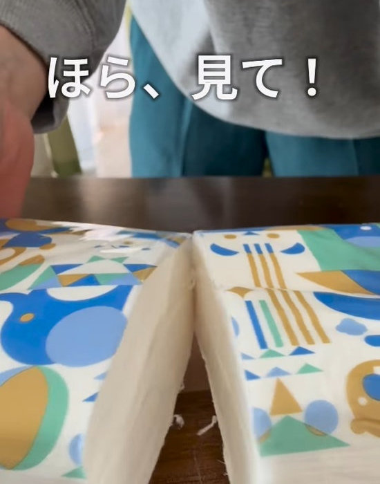 包丁でカットしたソフトパックのティッシュペーパー