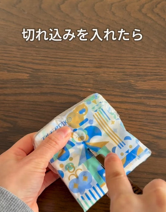 ティッシュペーパーの上からカッターで切れ込みを入れる様子