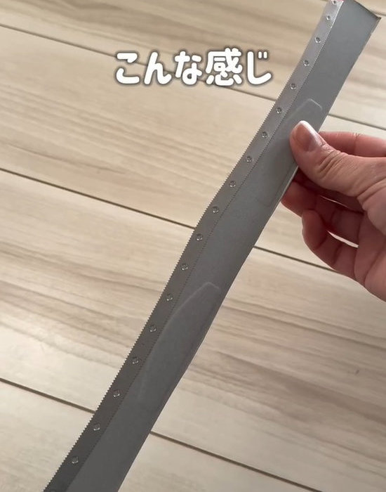 ラップのカッター部分を手にしている様子