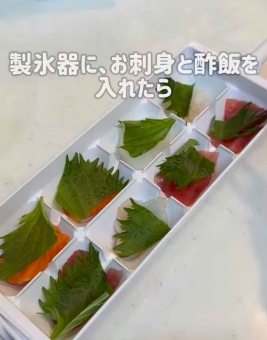 製氷機に刺身と酢飯を詰める様子