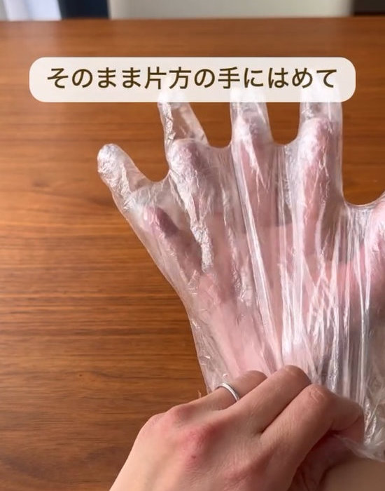 手袋を片方の手にはめる様子