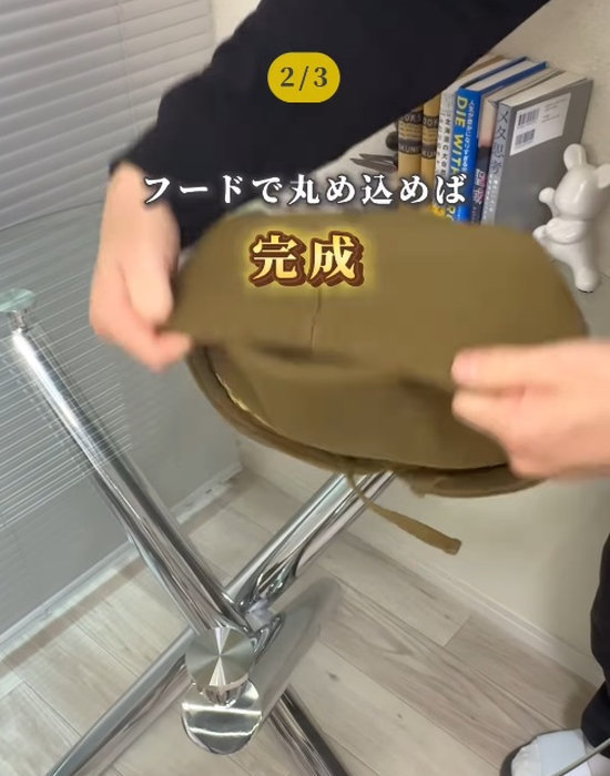 フードに入れ込む