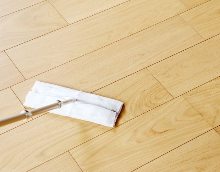 掃除用ワイパーでフローリングを掃除している様子