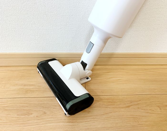 フローリングに掃除機をかける様子