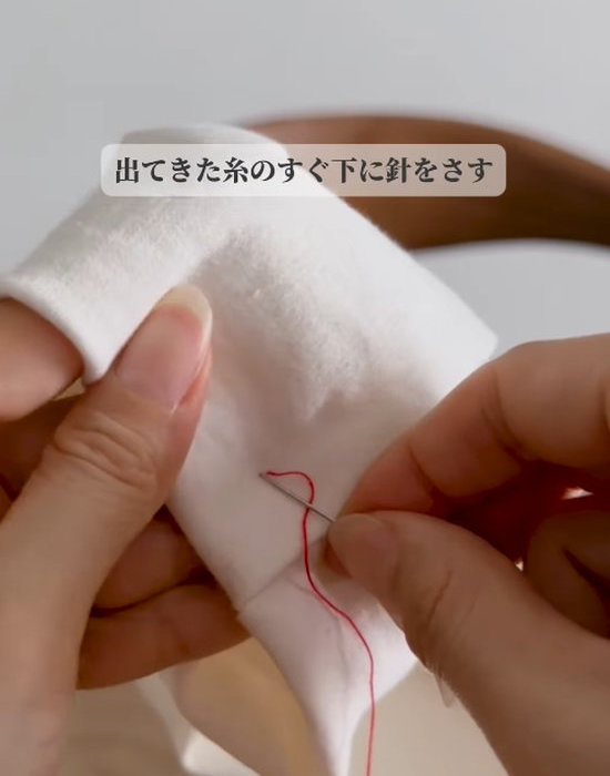 ズボンを縫っている様子