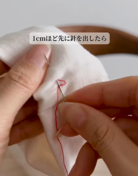 ズボンを縫っている様子