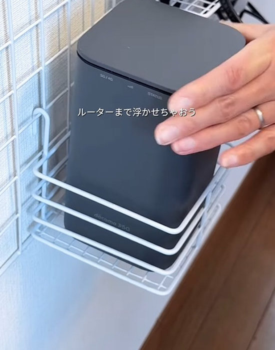 テレビ裏に置いているアイテムをワイヤーネットにまとめている画像