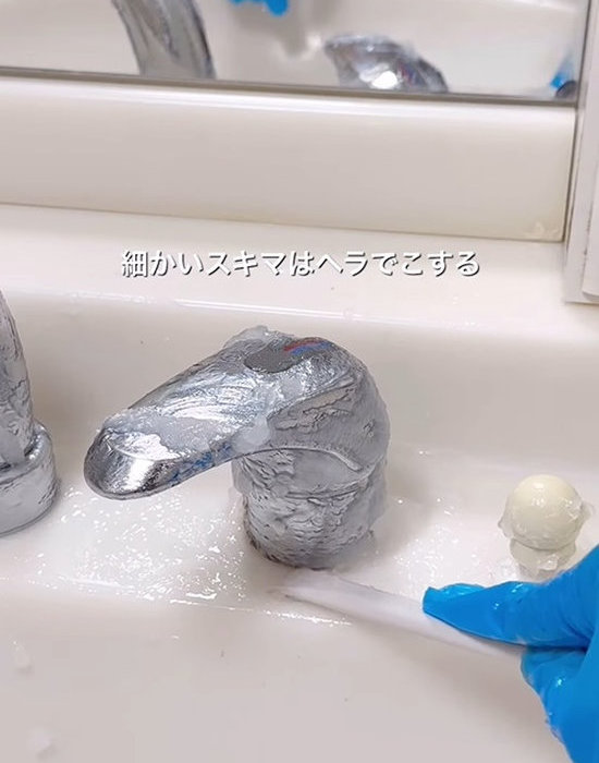 細かいすき間をヘラでこすっている画像