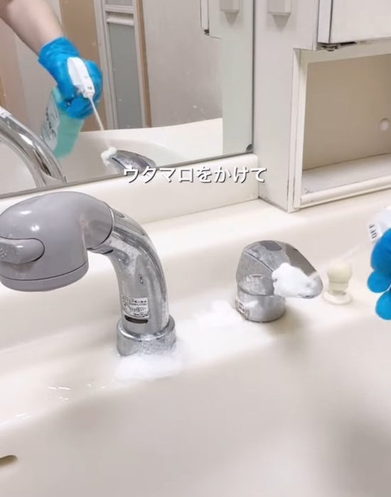 蛇口周辺の水垢汚れ以外を落としている画像