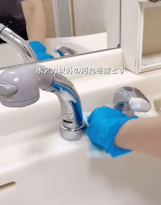 蛇口付近にウタマロスプレーを吹きかけて布で拭き取っている画像