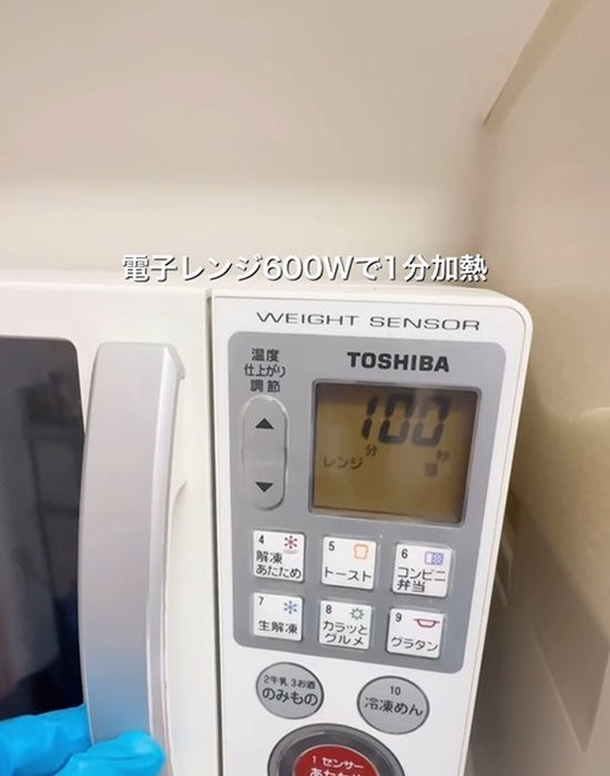 材料を混ぜて電子レンジで１分加熱している画像