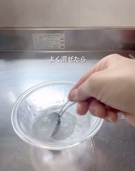 電子レンジから取り出して混ぜている画像
