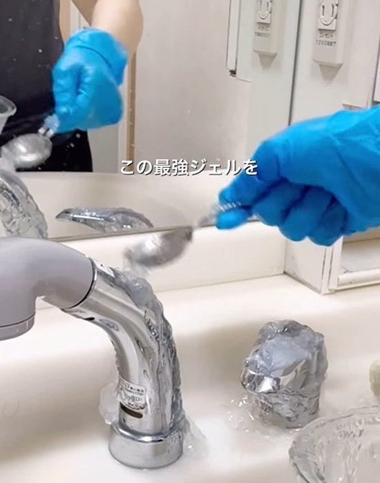 クエン酸ジェルを水垢汚れに塗っている画像