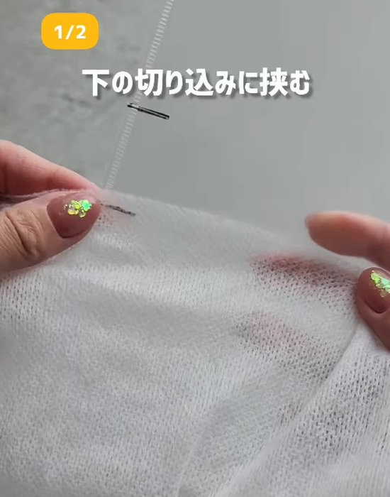 クリアファイルにお掃除シートを挟んでいる様子