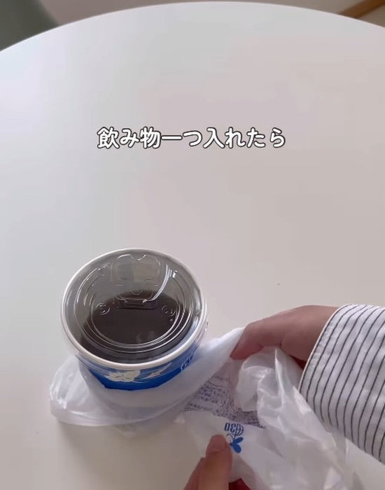 ビニール袋の片側にカップを１つ入れる
