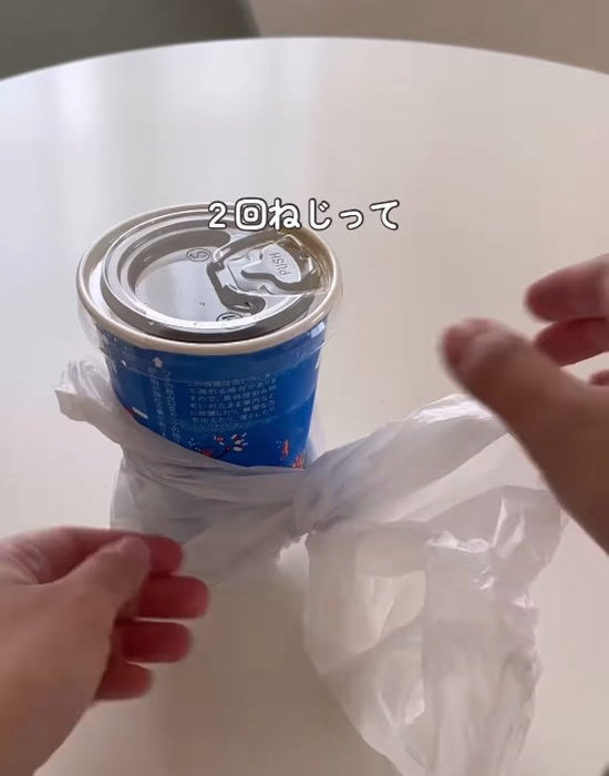 ビニール袋の中心をくるくると２回ねじる