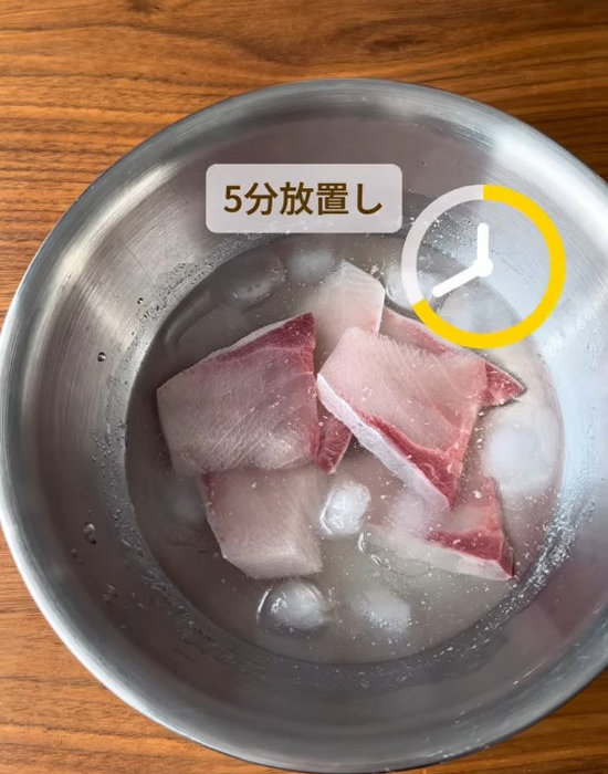 刺身を入れて５分ほど放置