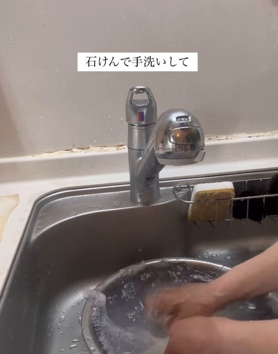 ボウルでふきんを洗っている様子