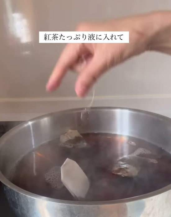 鍋で紅茶を作っている様子