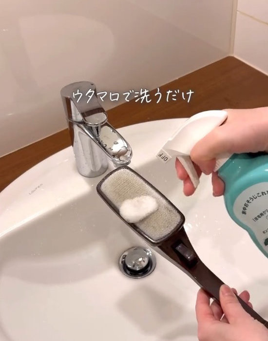 ホコリ取りにウタマロクリーナーを吹きかける様子