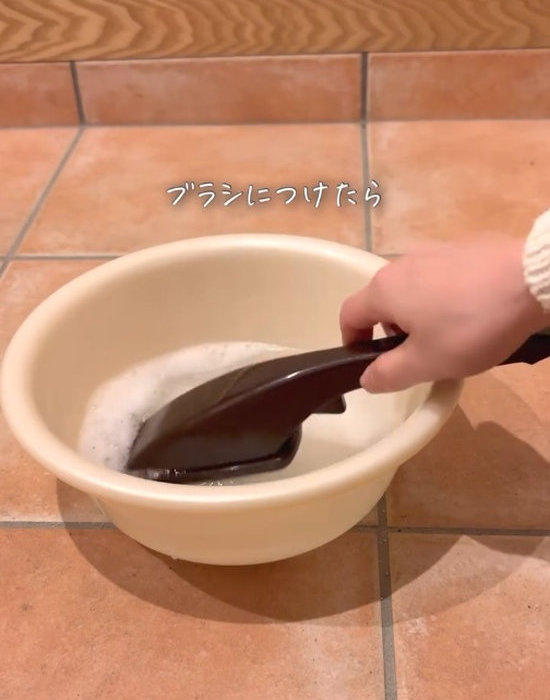 ウタマロクリーナーの入った洗面器にホコリ取りを浸す様子