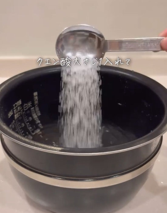 炊飯器の内釜にクエン酸を入れている画像