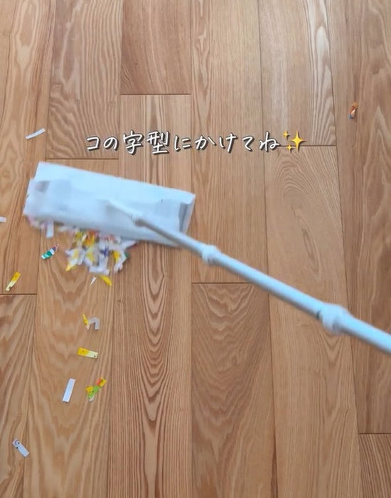 フローリングワイパーでゴミを集めている様子