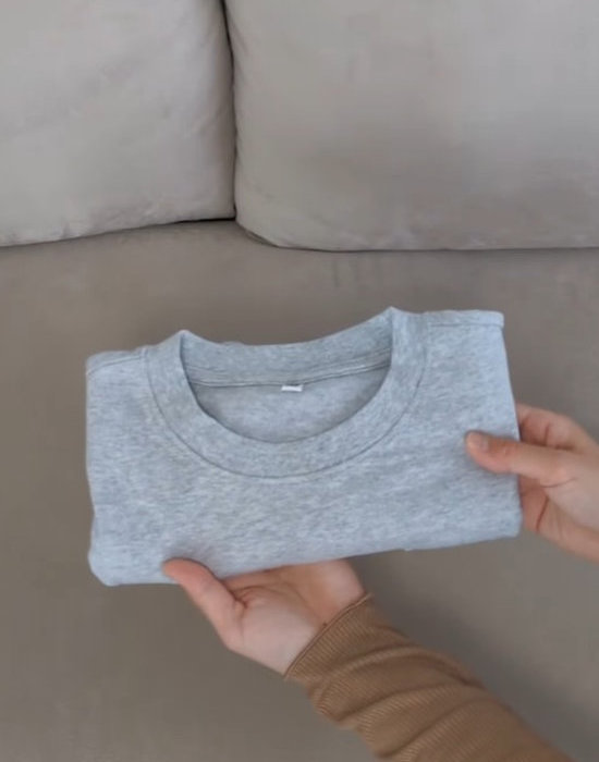 コンパクトに畳まれたTシャツ