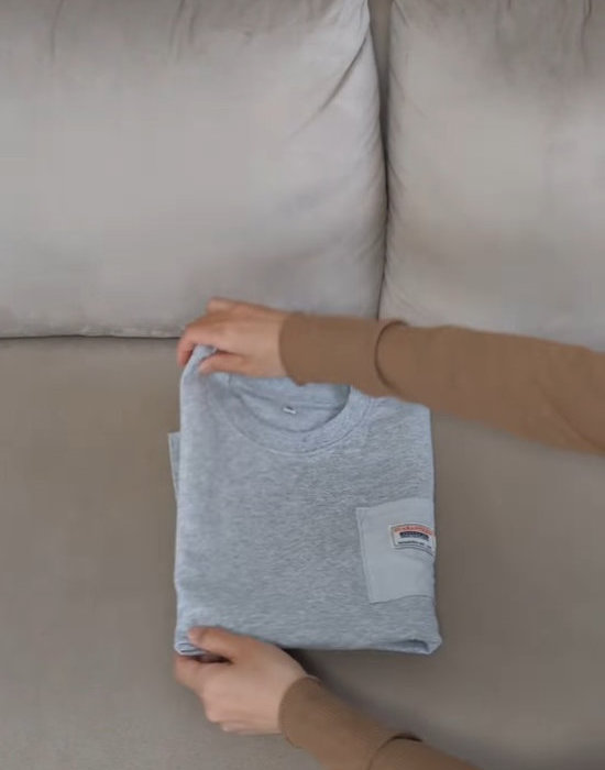 Tシャツを折り畳んでいる様子