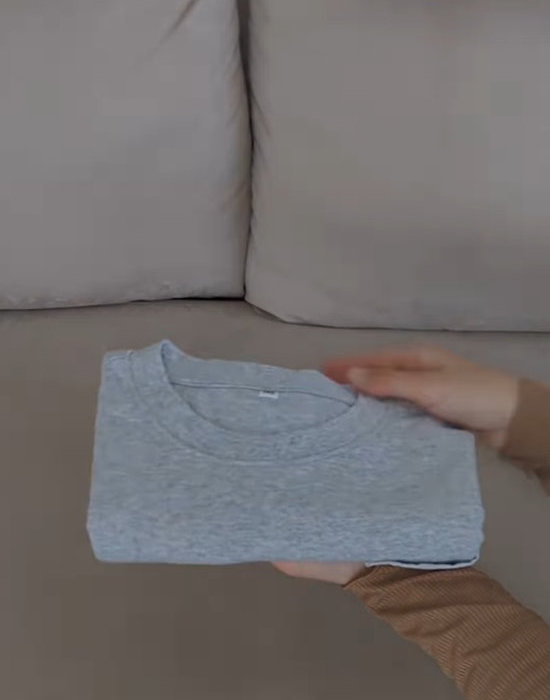 コンパクトに折り畳まれたTシャツ