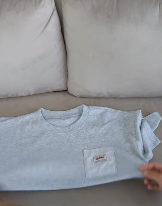 Tシャツを折り畳んでいる様子
