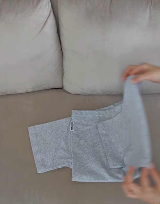 Tシャツを折り畳んでいる様子