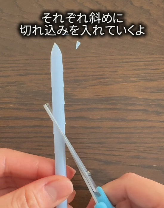 ストローに切り込みを入れる様子